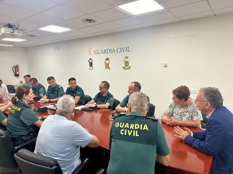 Quintana visita o Comandancia da Garda Civil para agradecer e recoñecer o traballo realizado polas unidades que actuaron no feito violento ocorrido en Fregenal de la Sierra