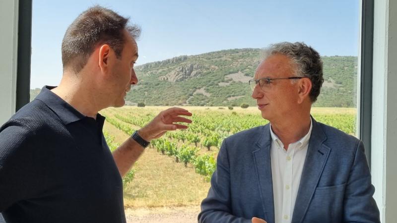 O delegado do Goberno visita a adega Pago Os Balancines en Oliva de Mérida