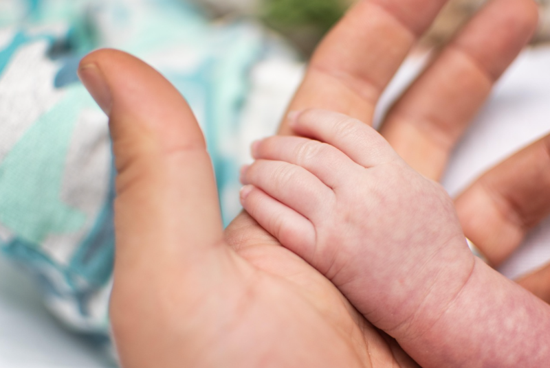 Máis de 4.900 pais e nais de Estremadura gozaron do permiso retribuído por nacemento e coidado do menor no primeiro semestre de 2025