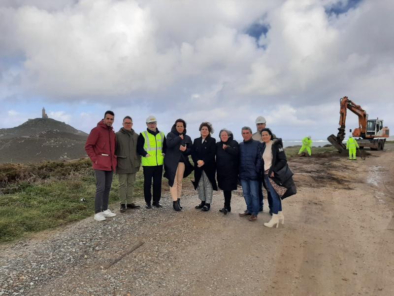 María Rivas supervisa el inicio de los trabajos de acondicionamiento de la senda peatonal entre Cabo Vilán  y el Cementerio de los Ingleses  con una inversión de 2M€ del  Plan de Recuperación