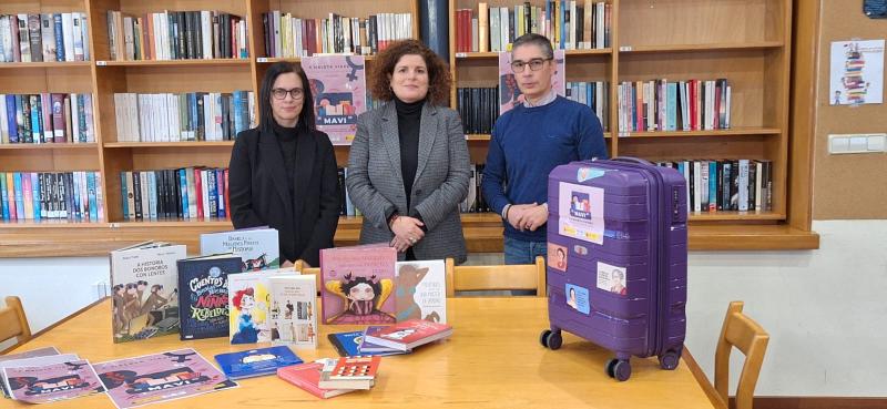 María Rivas entrega a “Maleta Viajera” na Biblioteca Municipal dA Baña e anima á lectura de textos feministas para avanzar na igualdade