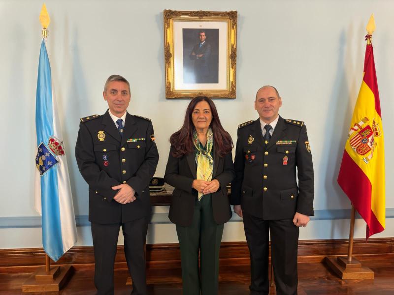 Isabel Rodríguez recibe ao novo xefe da comisaría local de Monforte, Pablo Fernández López