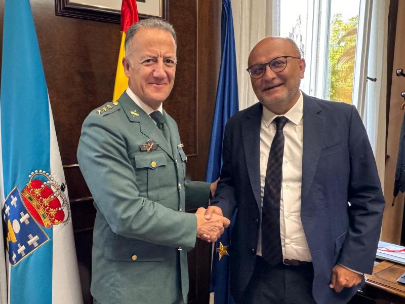 Abel Losada agradécelle ao xefe do Comandancia da Garda Civil de Pontevedra o seu traballo á fronte deste corpo na provincia nos/nos últimos cinco anos