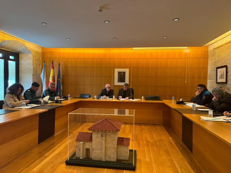 Eladio Santos analiza o dispositivo de seguridade que prepara Celanova para a vixilancia dos núcleos máis illados durante o verán