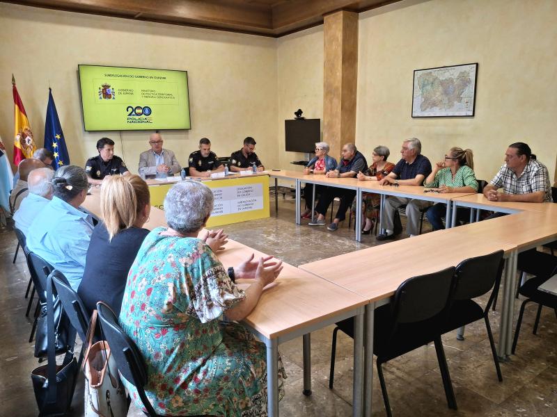 Eladio Santos traslada á veciñanza “o enorme esforzo” que fai a Policía Nacional por manter a seguridade nos seus barrios con dispositivos especiais