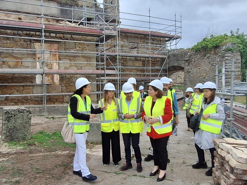 María Rivas supervisa o inicio das obras no castelo ferrolán de Santo Felipe nas que o Goberno de España inviste preto dun millón de euros