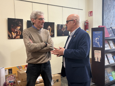 Eladio Santos, xunto ao responsable de Librería Eixo