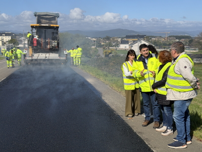 Las autoridades comproban as tarefas de asfaltado da N634