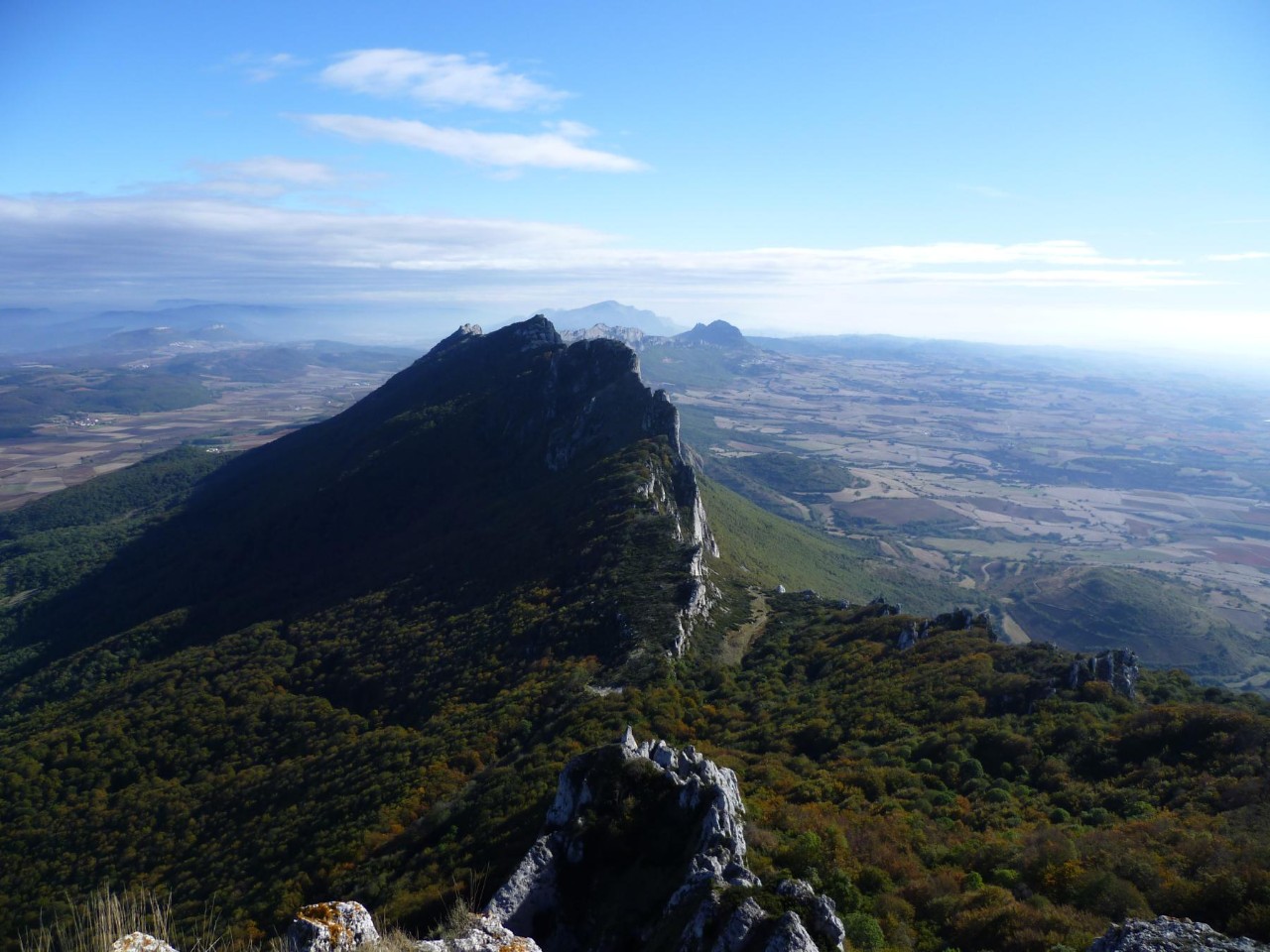O Instituto Nacional Xeográfico determina o mesmo uso e oficialidade aos topónimos Sierra de Toloño e Sierra de Cantabria