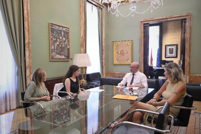 Francisco Martín reúnese coa xefa da Inspección de Telecomunicacións de Madrid, que recibiu en 2022 máis de 9000 consultas