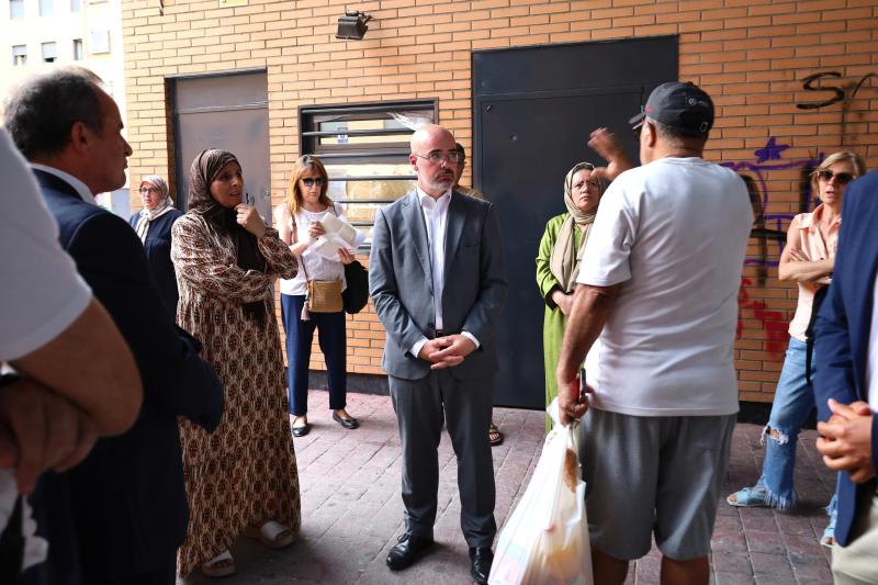 El delegado del Gobierno vuelve a reclamar la constitución de una mesa tripartita en una visita a un edificio de viviendas sociales de Vallecas