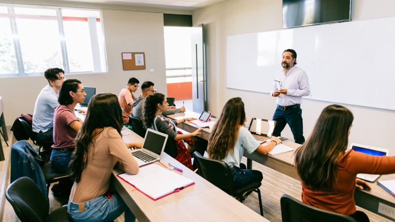 Máis de 134.000 estudantes da Comunidade de Madrid recibiron unha bolsa durante o curso 2024-2025