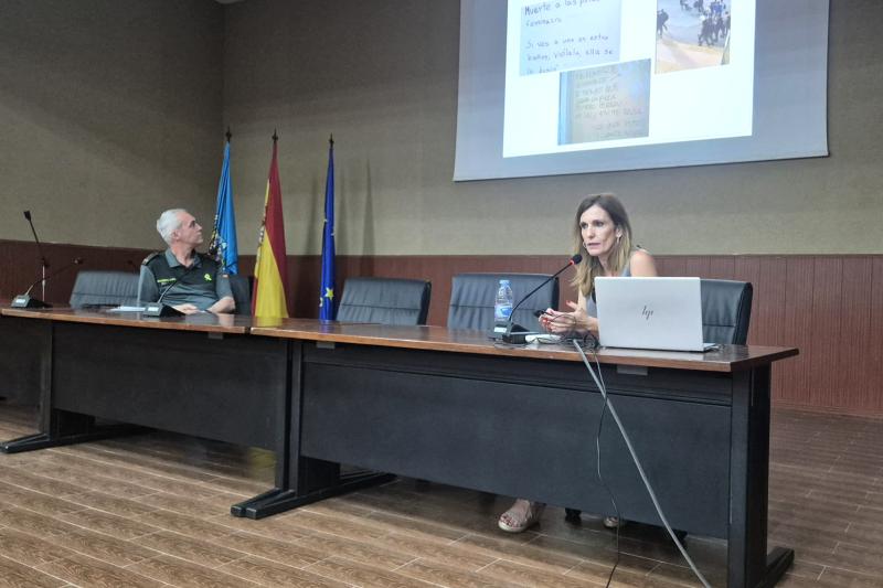 Laura Segura imparte unha formación sobre sensibilización e recursos para abordar a violencia de xénero no Comandancia da Garda Civil