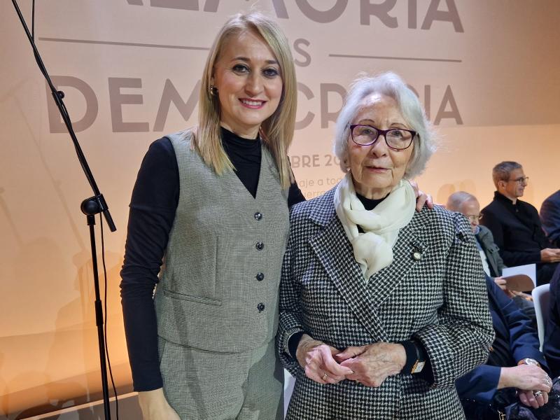 A delegada do Goberno acompaña á cartagenera María Egea, recoñecida polo presidente do Goberno, no acto polo ´Día de Recordo e Homenaxe a todas as vítimas do golpe militar, a Guerra e a Ditadura'