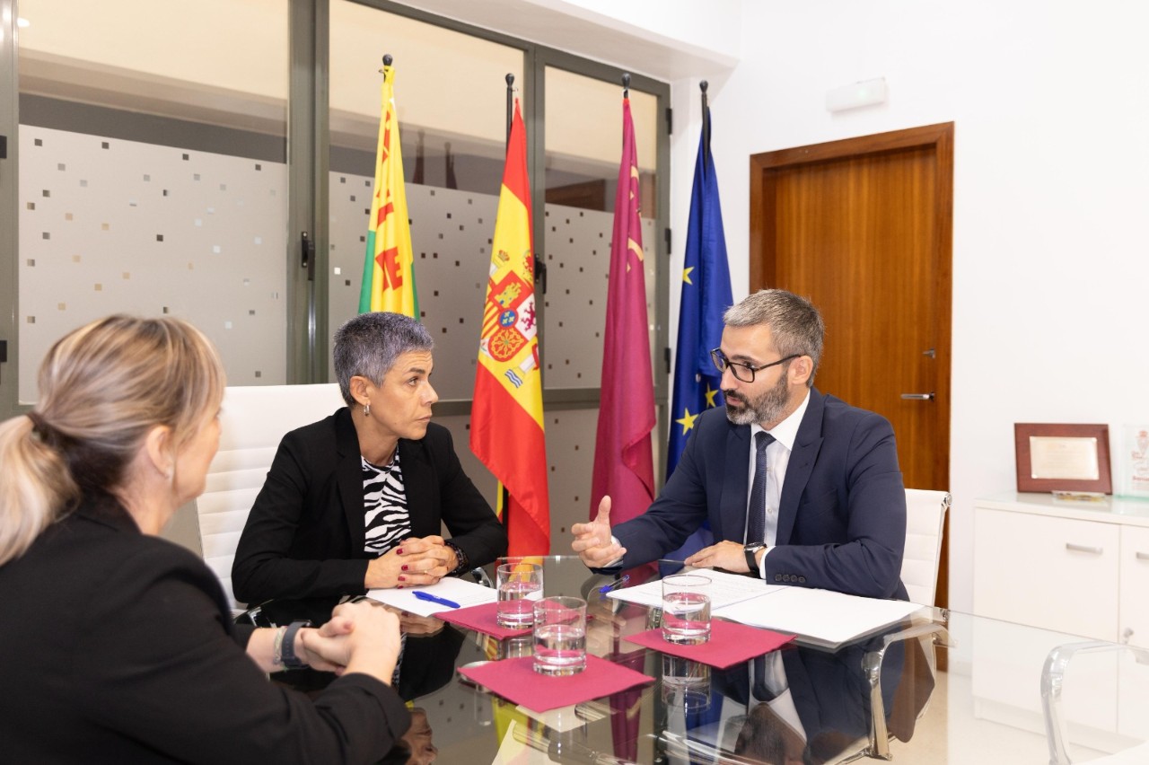 El delegado e a alcaldesa, reunidos no Concello
