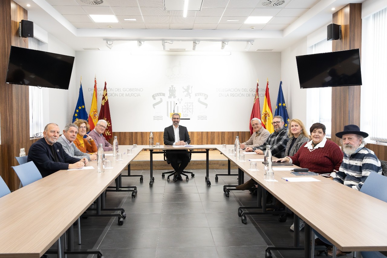 Lucas recibiu aos representantes dos colectivos en defensa do Mar Menor