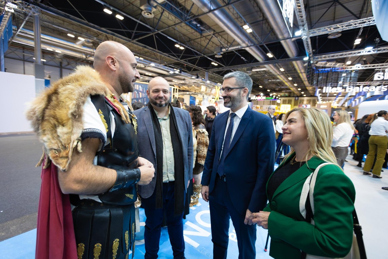 O delegado do Goberno, cun representante das festas de Carthagineses e Romanos