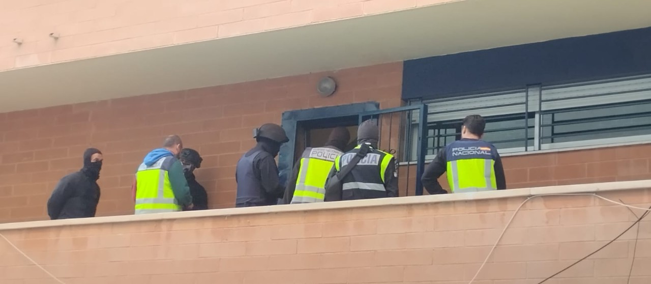 Os axentes, durante a intervención