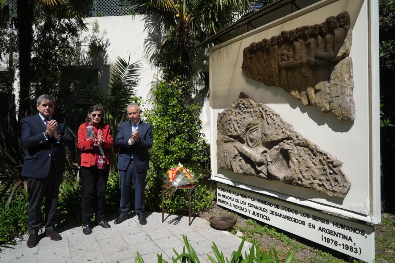 Ofrensa floral no monumento ás españois vítimas da ditadura arxentina