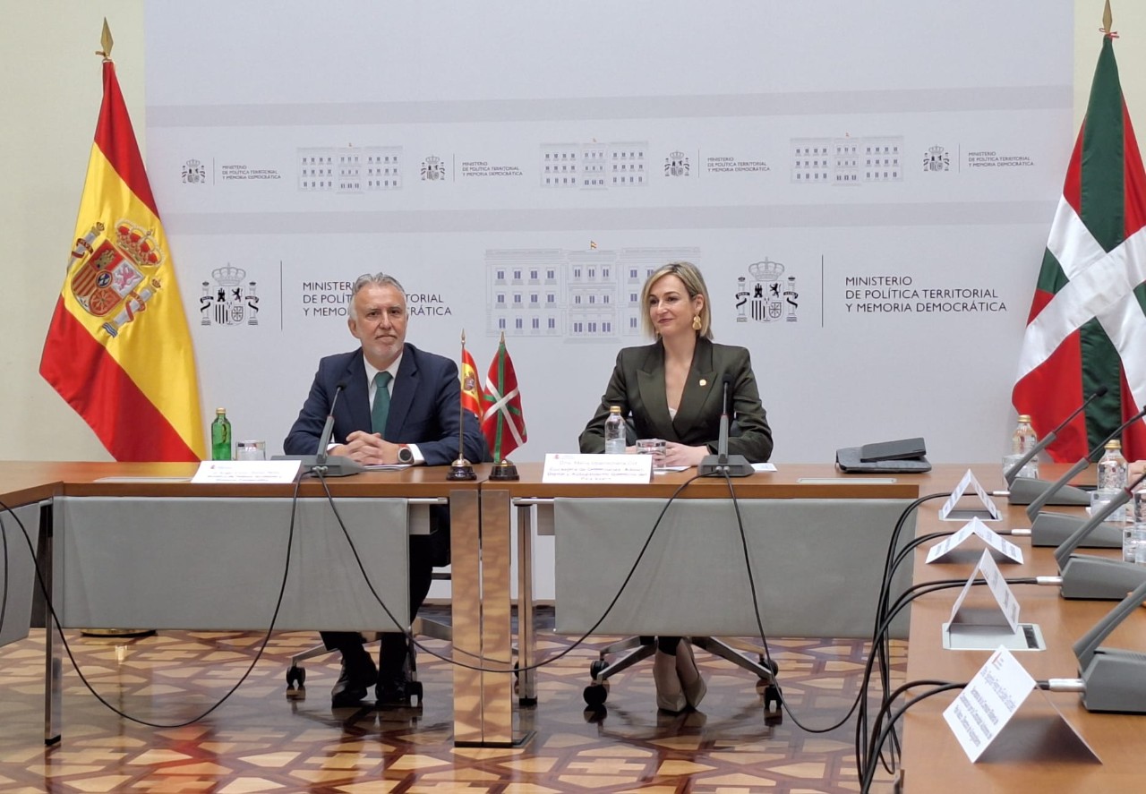 Os gobernos de España e País Vasco acordan o traspaso das funcións sobre permisos de traballo de persoas estranxeiras