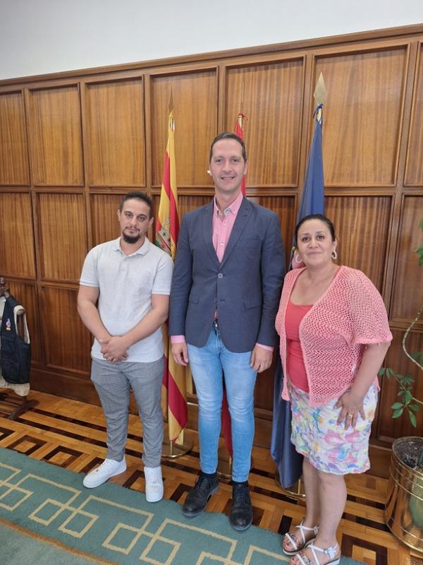 GITANOTERUELok.jpg El subdelegado del Gobierno en Teruel mantiene un encuentro con los representantes del Secretariado Gitano de Teruel para trabajar sobre las líneas del programa impulsado por el Gobierno de España que movilizará 304 millones de euros