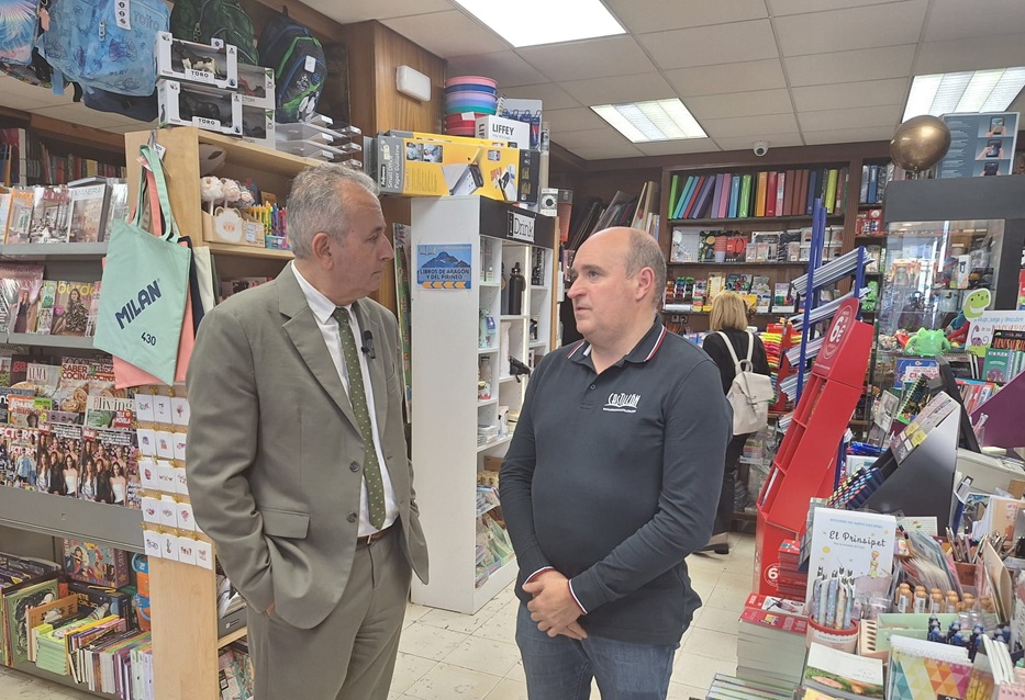 El subdelegado de Huesca visita las librerías de Barbastro. 