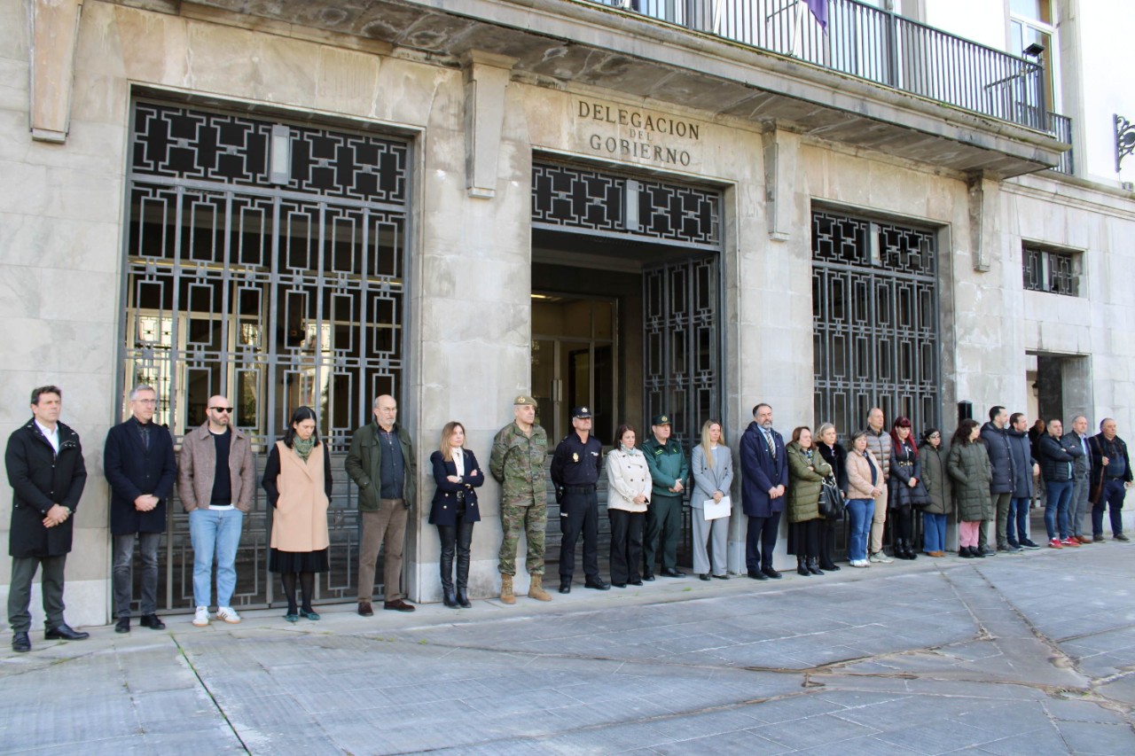 La delegada del Gobierno asiste al minuto de silencio por el asesinato machista de dos mujeres y una menor