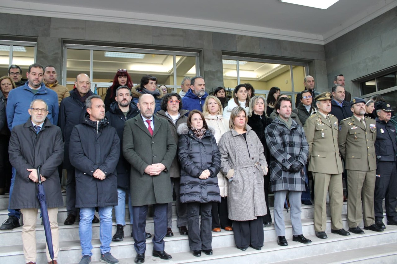 La Delegación del Gobierno guarda un minuto de silencio en memoria de las víctimas del accidente ferroviario en Adamuz (Córdoba)