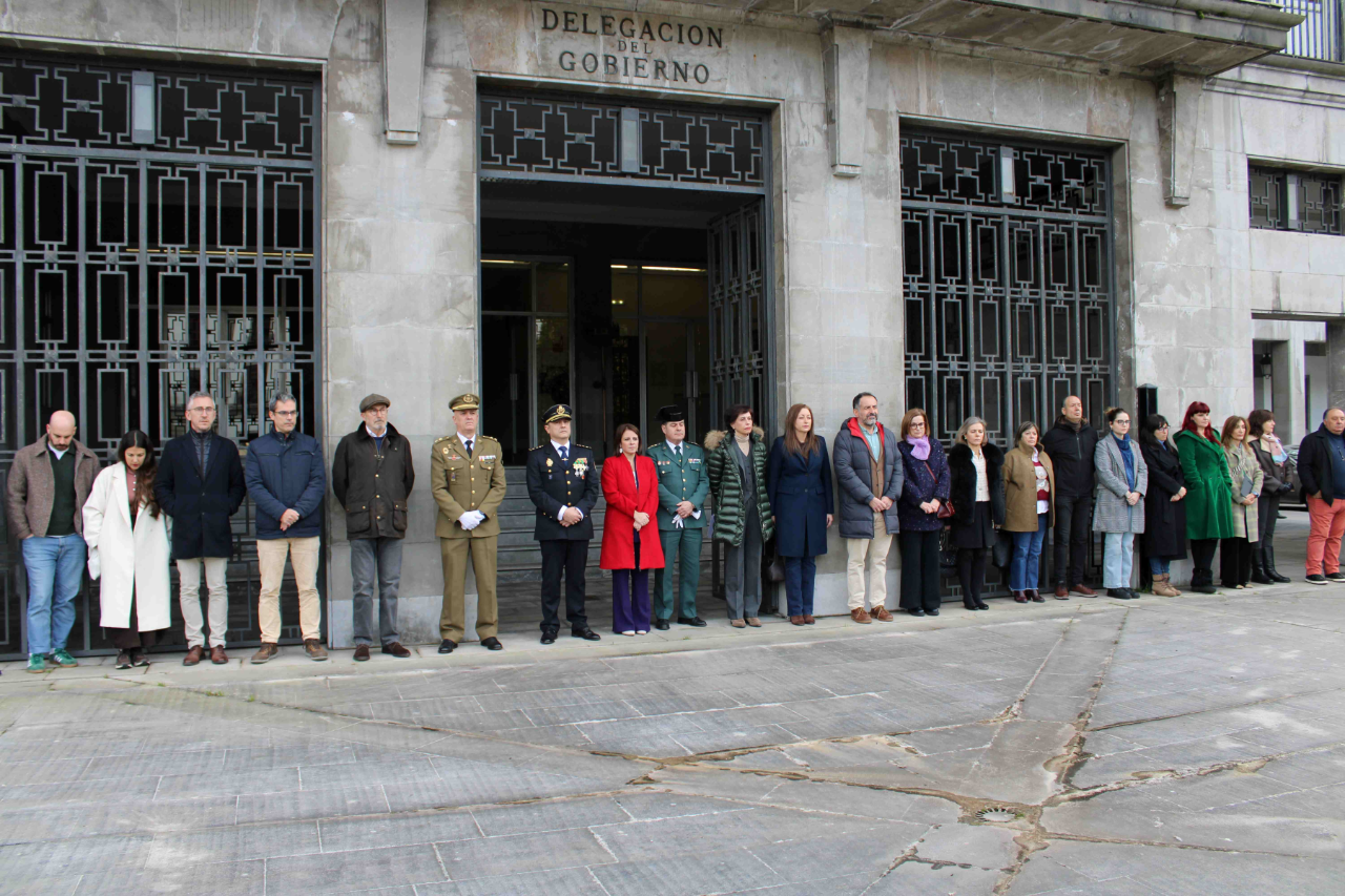 La delegada del Gobierno asiste al minuto de silencio por las víctimas de violencia de género