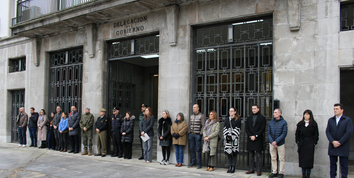 La delegada del Gobierno asiste al minuto de silencio por las víctimas de violencia de género