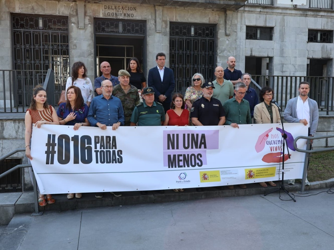 Imagen del minuto de silencio a las puertas de la Delegación del Gobierno en Asturias 