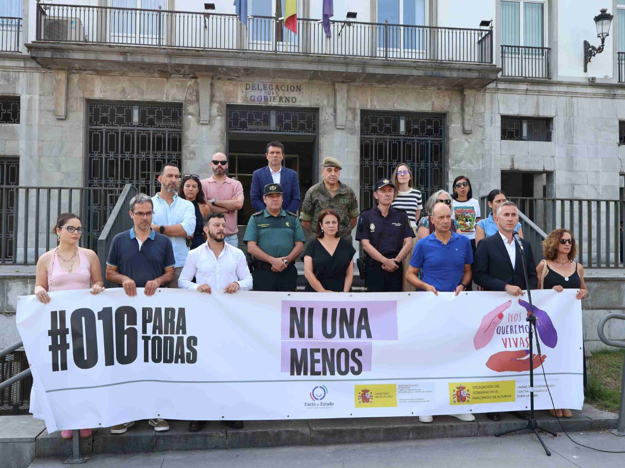 .-  La delegada del Gobierno en Asturias, Adriana Lastra, junto a Personal de la Delegación del Gobierno en Asturias y miembros de las Fuerzas y Cuerpos de Seguridad, guardaron esta mañana un minuto de silencio de condena por el asesinato por violencia de género de tres mujeres esta semana. Se trata de Aicha, asesinada en Sevilla La Nueva (Madrid), el día 17; María en Antequera (Málaga), el día 21 y Rossana Katerine, en Alameda de la Sagra (Toledo), en el día de ayer. Los concentrados manifestaron su repulsa ante estos nuevos crímenes y reiteraron su más sentido pésame a sus familiares y amistades.  Con estos nuevos asesinatos son 31 las mujeres asesinadas a manos de su pareja o expareja y tres personas menores asesinadas este año. Desde 2003, son ya 1.372 las mujeres que han sido asesinadas por violencia de género. Desde 2013, son 68 los niños y niñas asesinadas por violencia de género contra su madre y 530 el número de niñas y niños huérfanos por violencia de género en España. La Delegación del Gobierno en Asturias junto al Ministerio de Igualdad y el resto de Delegaciones y Subdelegaciones del Gobierno de España y las Direcciones Insulares de la Administración General del Estado trasladan su más rotunda condena ante los asesinatos por violencia de género y afirman en una declaración institucional que se va “a perseverar” para seguir avanzando desde la “unidad y la firmeza” hacia una sociedad “más justa, igualitaria y libre de violencia machista”. La declaración ha sido leída por Juan José Fernández, Secretario General de la Delegación de Gobierno en Asturias. En ella se incide en que como sociedad democrática no se puede tolerar “ningún tipo de violencia contra las mujeres por el hecho de ser mujeres”. La violencia machista es una violencia estructural, sustentada en la discriminación sexista, la desigualdad y el desequilibrio en las relaciones de poder entre mujeres y hombres, tal como señala el texto leído en la Plaza de España.  Asimismo, se recuerda que el teléfono 016, las consultas online a través del correo 016-online@igualdad.gob.es, el canal de WhatsApp en el número 600 000 016 y el chat accesible desde la página web violenciagenero.igualdad.gob.es funcionan las 24 horas, todos los días del año. Ante una situación de emergencia también se puede llamar al 112 o a los teléfonos de la Policía Nacional (092) y de la Guardia Civil (062). En el 016 se puede pedir asesoramiento sobre los recursos disponibles y los derechos de las víctimas de todas las formas de violencia contra las mujeres, así como asesoramiento jurídico de 8h a 22h todos los días de la semana, con atención en 53 idiomas y un servicio adaptado a posibles situaciones de discapacidad.