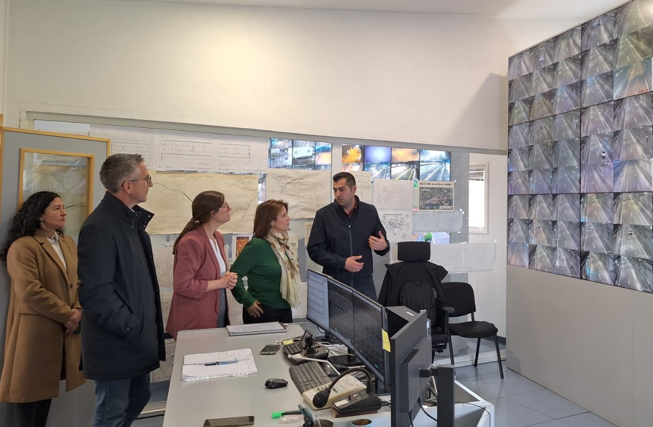 Adriana Lastra destaca la inversión de más de 109 millones para reforzar la seguridad de túneles en Asturias durante su visita al centro de control de Deva
