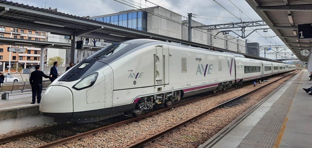 AVE en la estación de Gijón