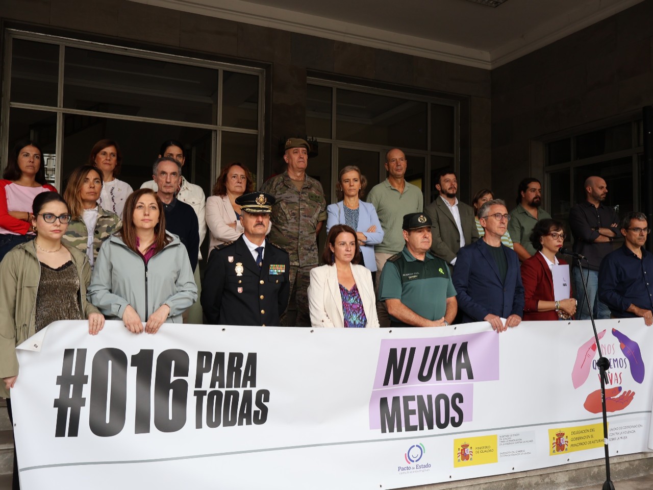 Personal de la Delegación del Gobierno muestra su repulsa ante dos nuevos asesinatos machistas