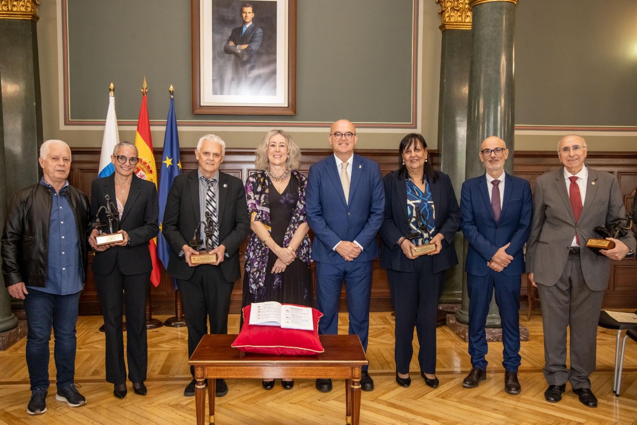Foto de la subdelegada del Gobierno en Las Palmas y el delegado del Gobierno en Canarias con los reconocidos