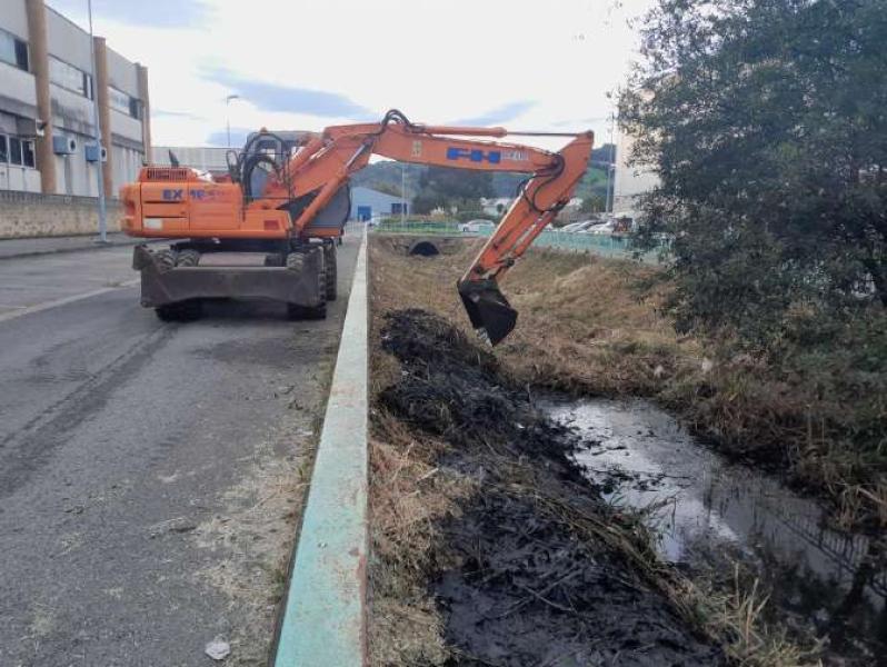 La Confederación Hidrográfica del Cantábrico actúa en la conservación del arroyo Regatón en Laredo