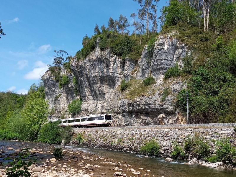 Adif adjudica las obras de consolidación de un talud en Reocín para reforzar la fiabilidad las Cercanías en Cantabria