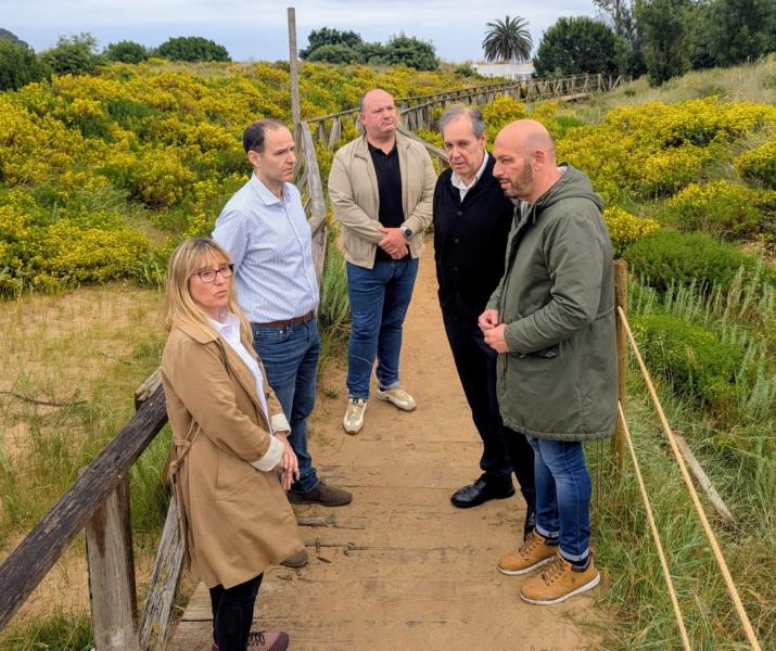 El Gobierno de España inicia las obras de sustitución de la pasarela de madera en El Puntal con una inversión de 70.000 euros