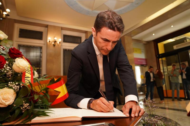 Casares trabajará para que “el legado” de “diálogo y servicio público” de Agustín Ibáñez permanezca en la memoria de Cantabria