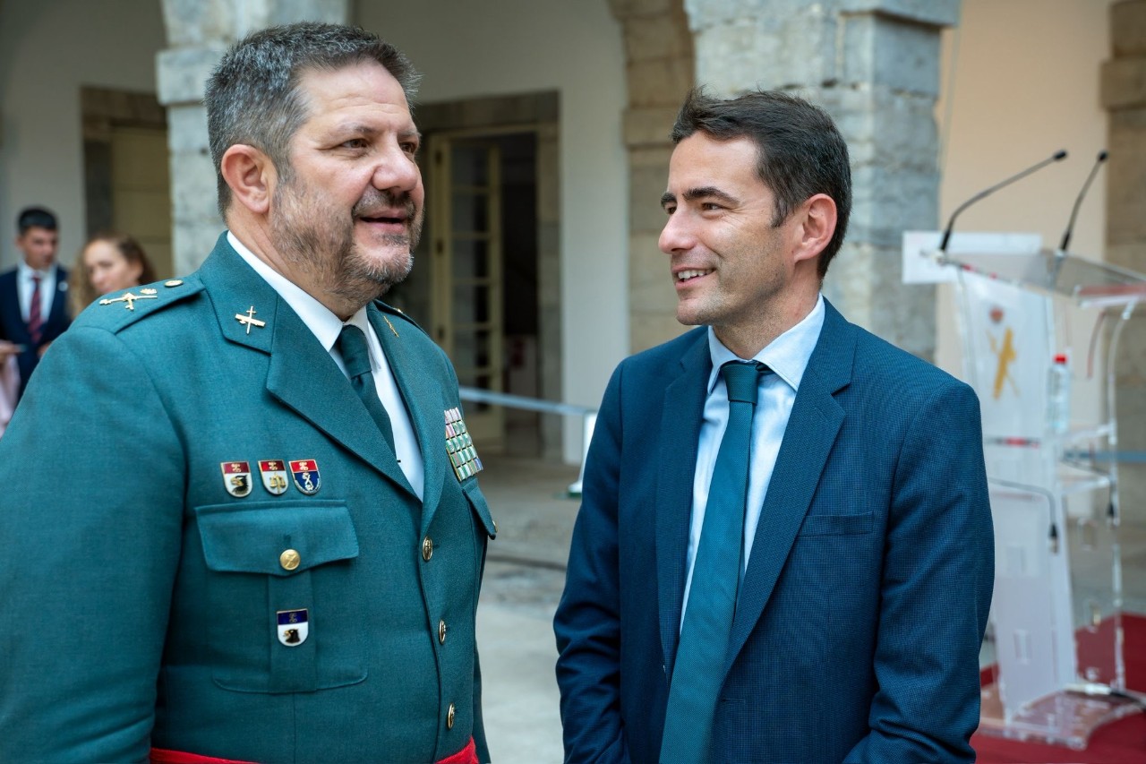 El Delegado del Gobierno en Cantabria junto al General de Brigada Orantos