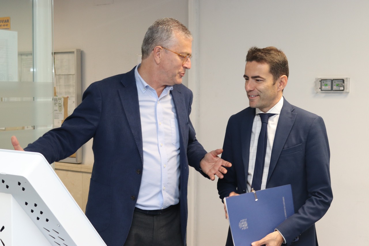 El delegado y el jefe de Tráfico en un momento de la visita