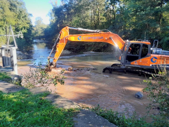 Extracción de acarreos retenidos en el azud