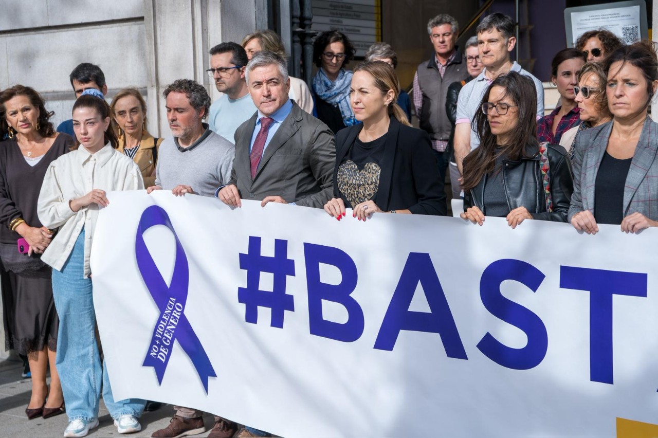 La Delegación del Gobierno en Cantabria guarda un minuto de silencio por la última víctima de violencia machista