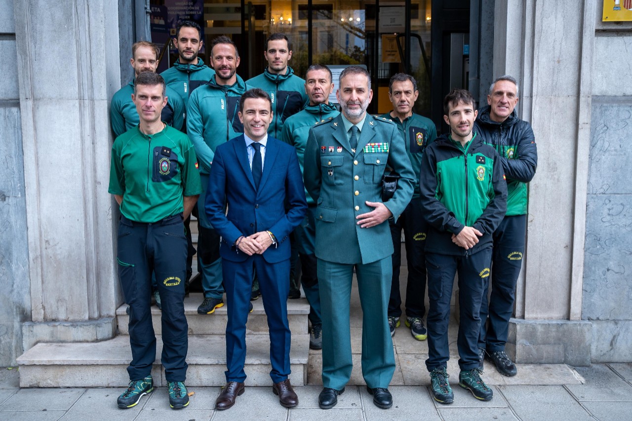 El Delegado con los agentes alumnos en la puerta de la Delegación del Gobierno