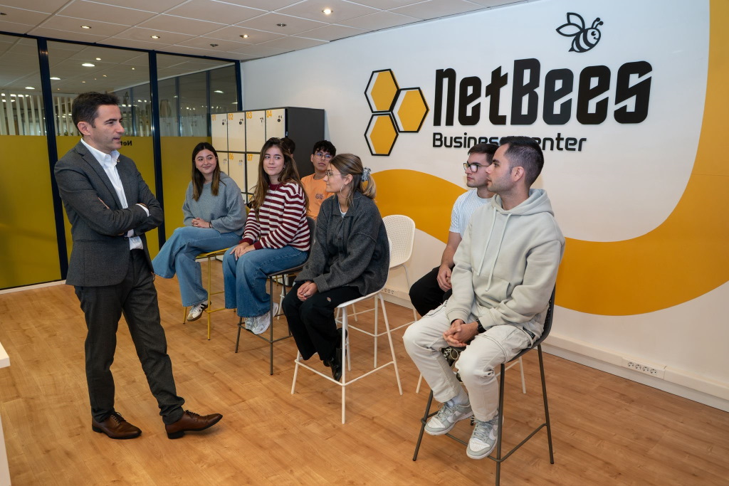 Pedro Casares  charla con los becarios en un momento de la visita dentro de la empresa