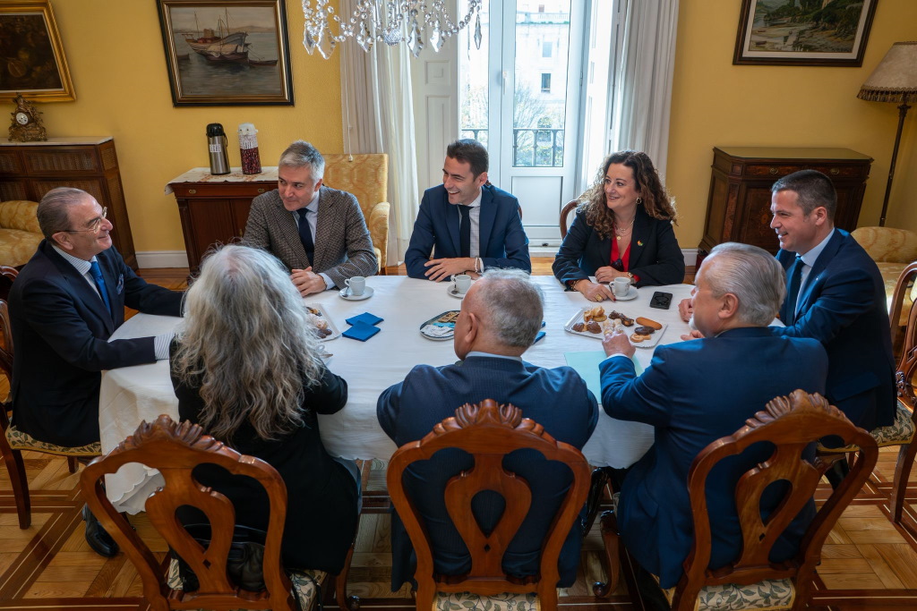 Pedro Casares  en un momento de la reunión con los miembros del Cuerpo Consular