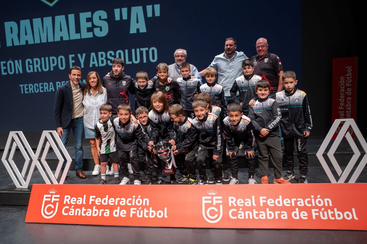 El Delegado del Gobierno en Cantabria, Pedro Casares junto a un equipo de fútbol de la categoría benjamín de Ramales