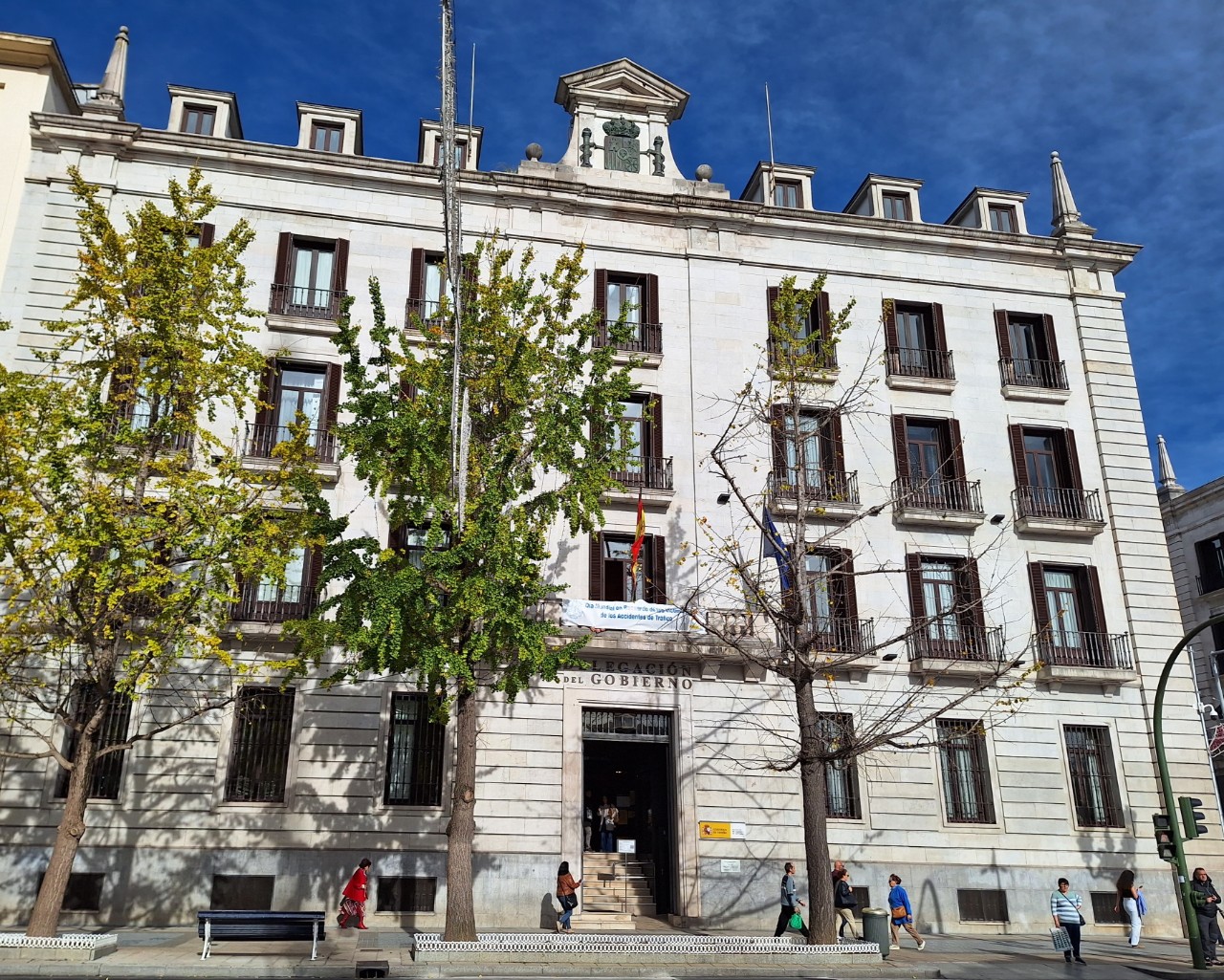 Pancarta instalada en la Delegación del Gobierno con motivo de este evento