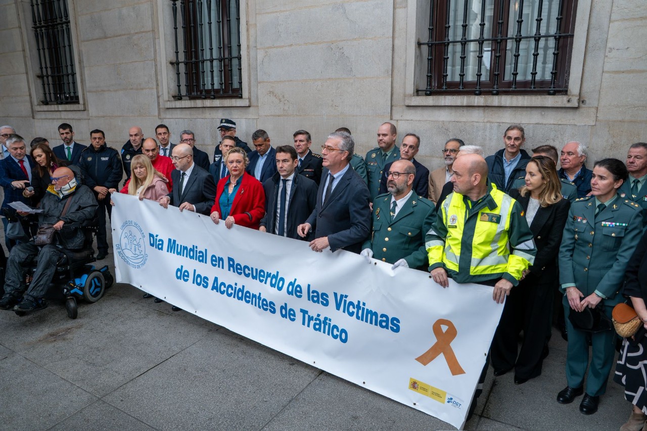 Diversas autoridades cántabras en el momento del acto